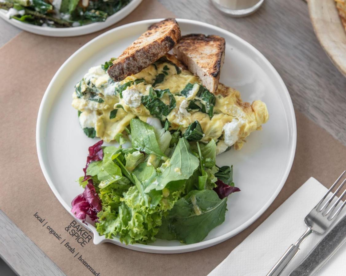 Shirvan Hotel City Yard Djedda Buitenkant foto Scrambled eggs with spinach and salad