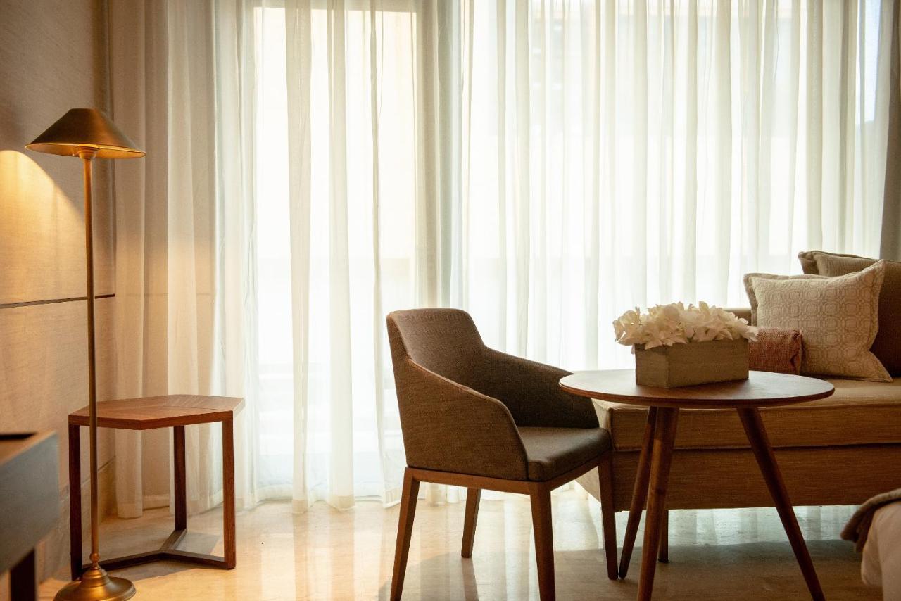 Shirvan Hotel City Yard Djedda Buitenkant foto A living room with a floor lamp