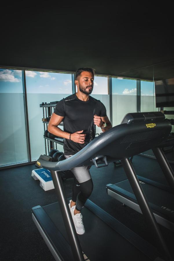 Shirvan Hotel City Yard Djedda Buitenkant foto A man on a treadmill
