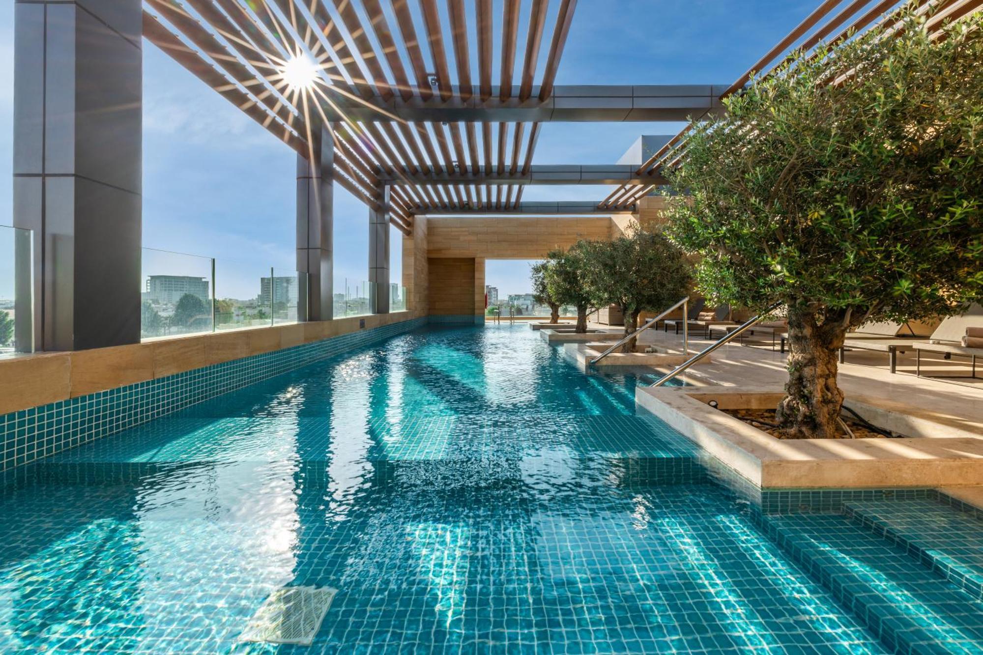 Shirvan Hotel City Yard Djedda Buitenkant foto The swimming pool at the top of the building
