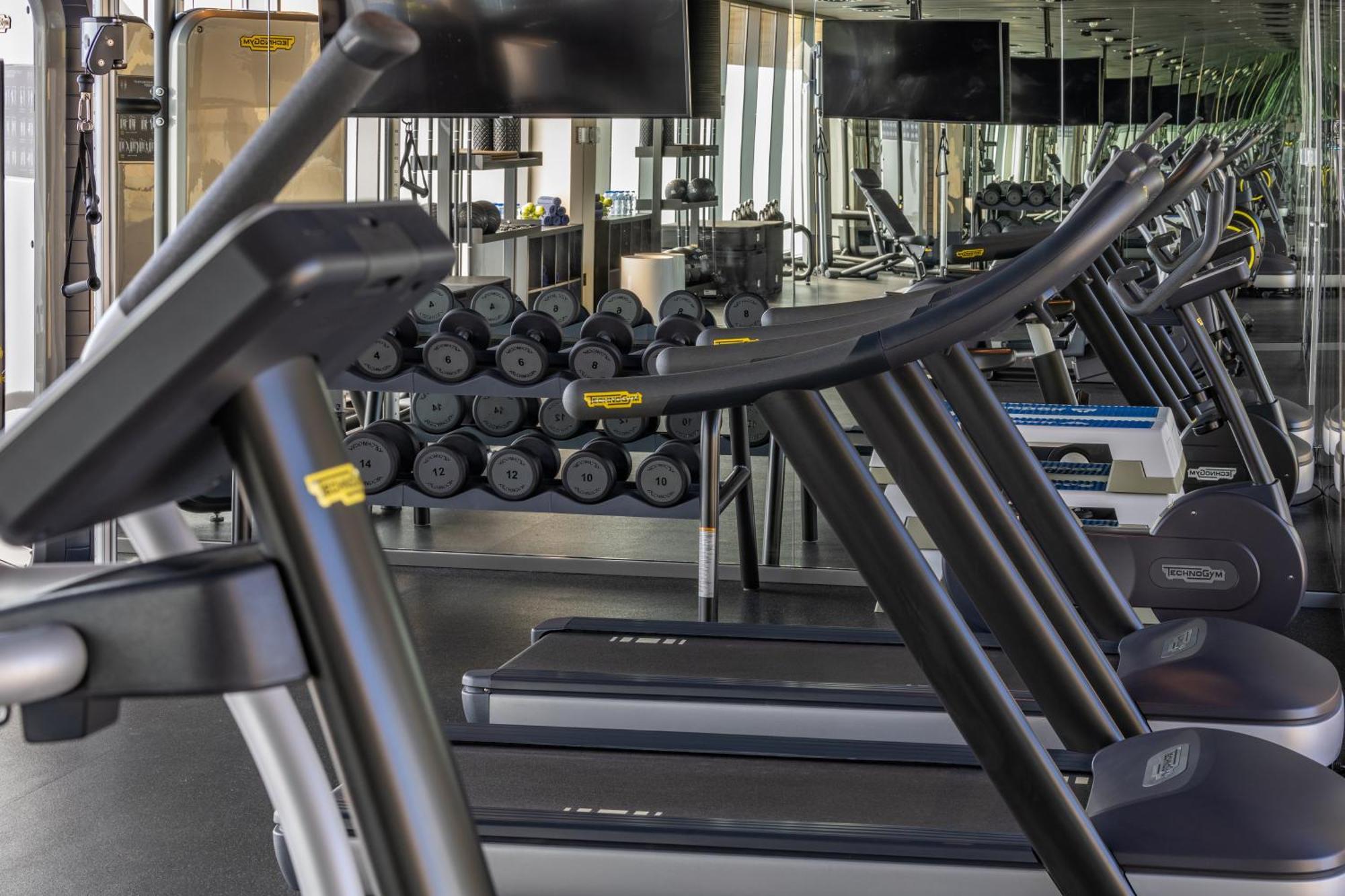 Shirvan Hotel City Yard Djedda Buitenkant foto A row of treadmills