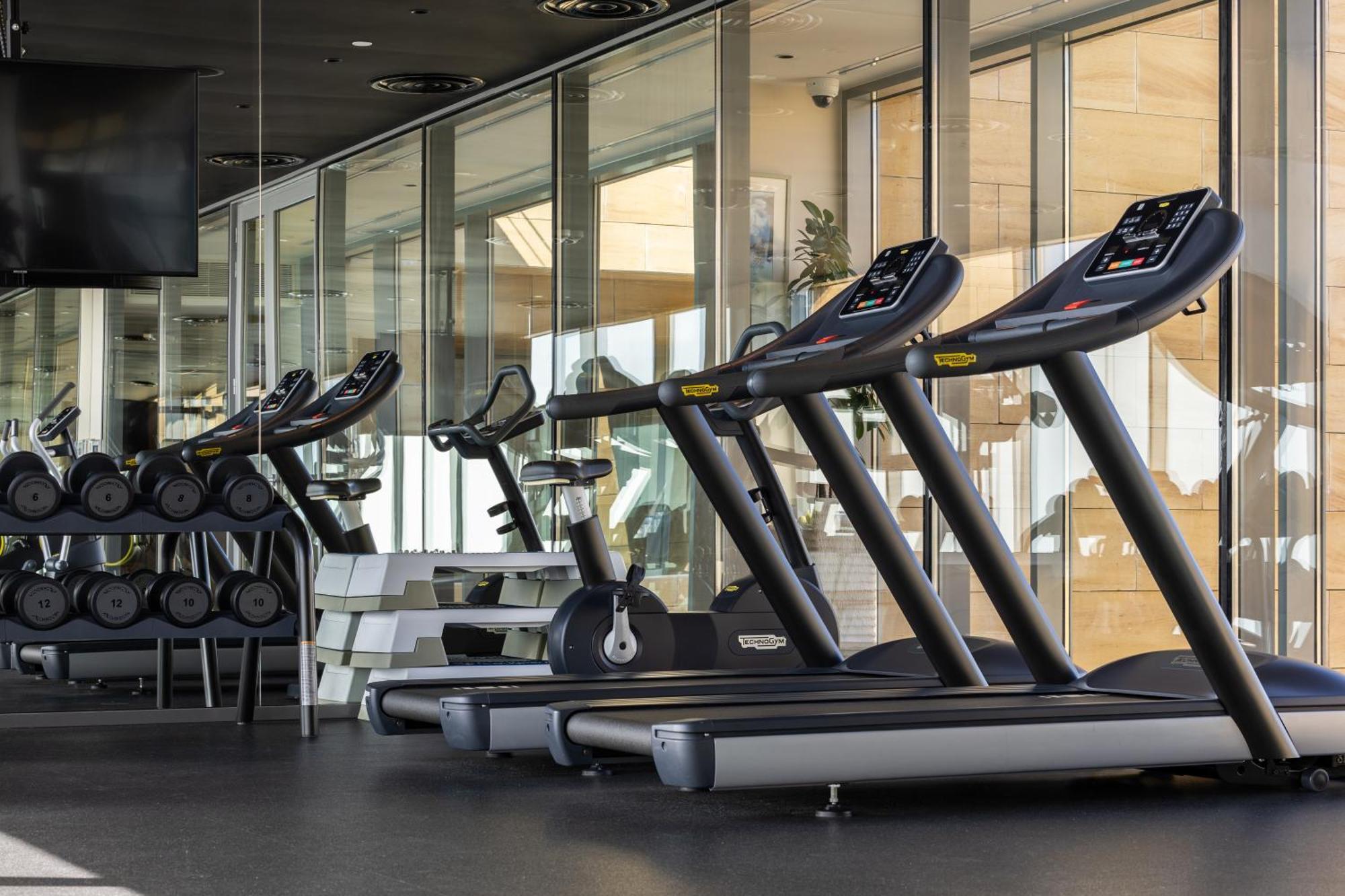 Shirvan Hotel City Yard Djedda Buitenkant foto Treadmills in a gym