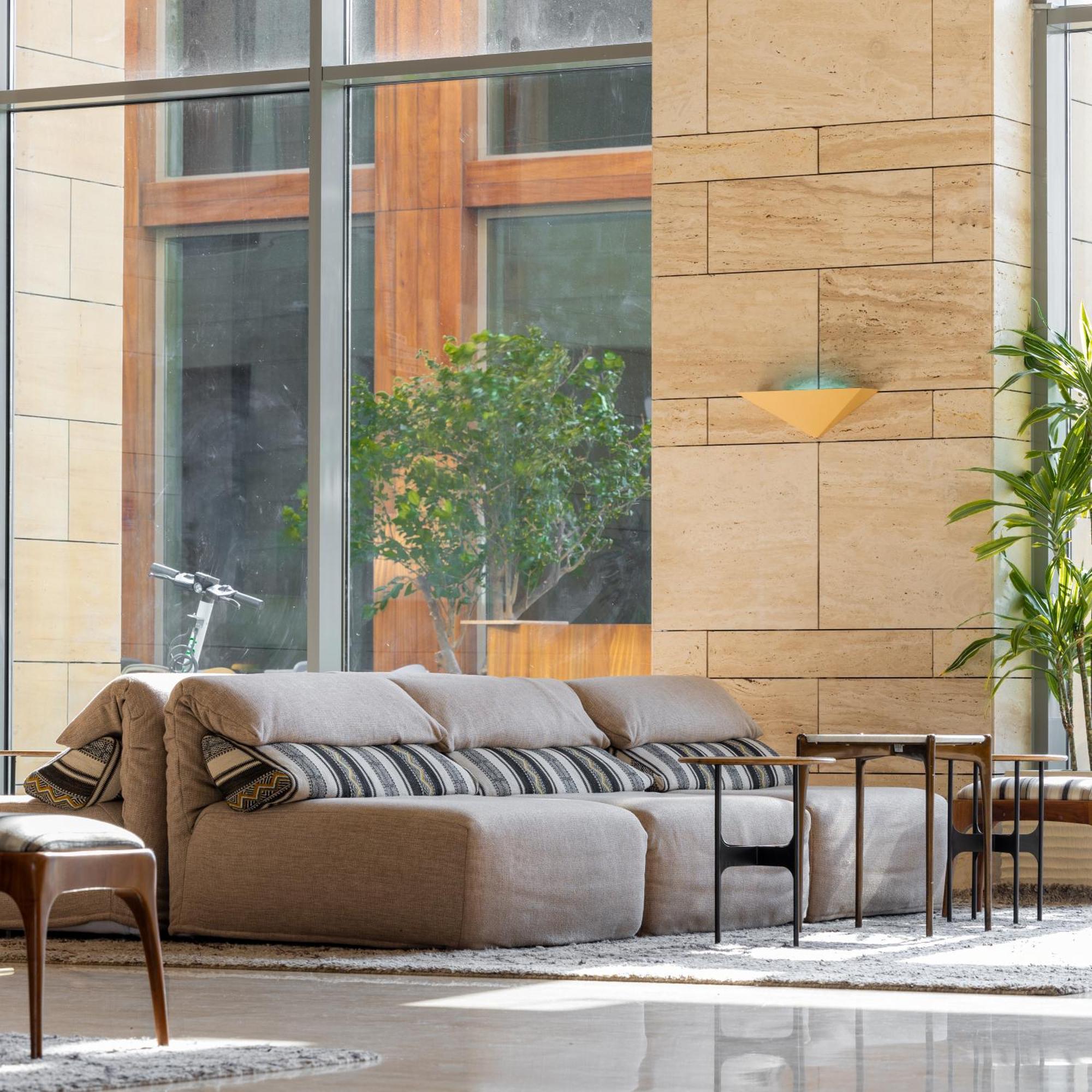 Shirvan Hotel City Yard Djedda Buitenkant foto A modern sofa