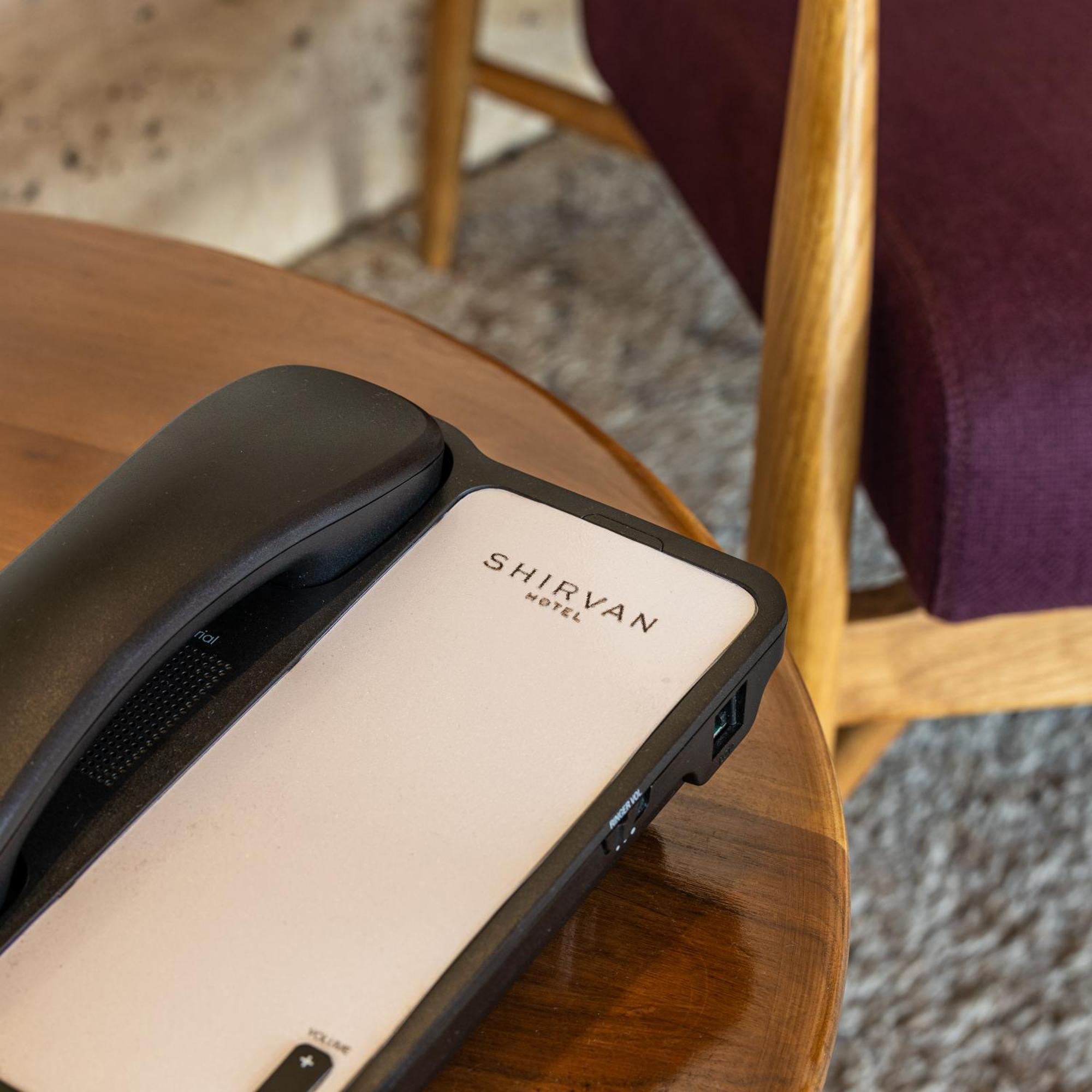 Shirvan Hotel City Yard Djedda Buitenkant foto A telephone in a hotel room