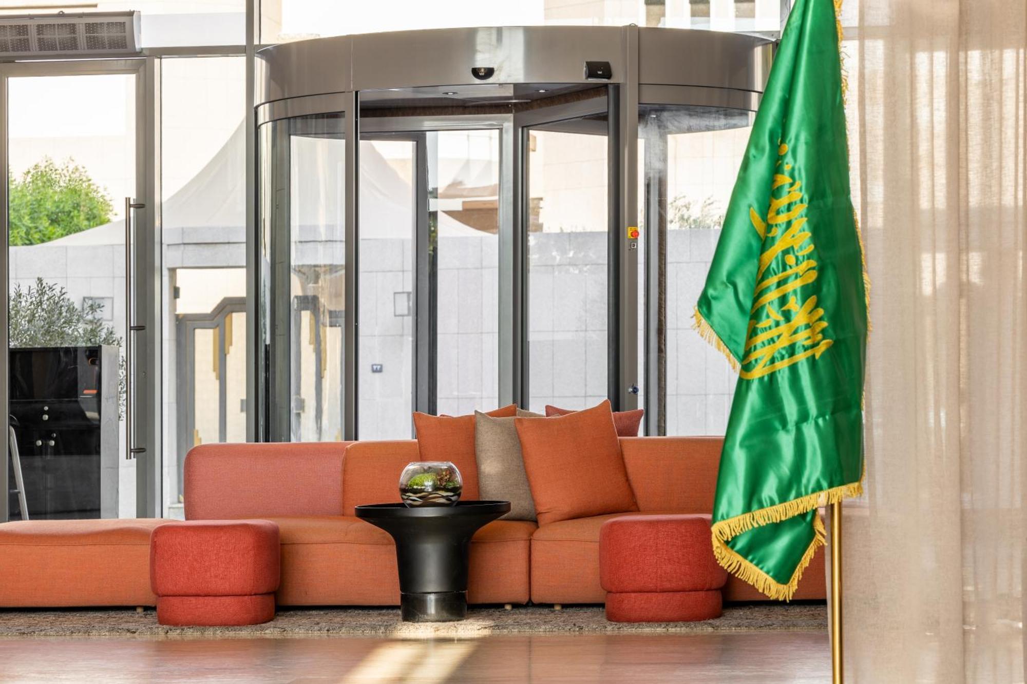 Shirvan Hotel City Yard Djedda Buitenkant foto Saudi flag